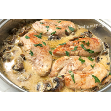 Chicken breast stewed with vegetables in creamy sauce